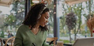 7 podcasturi despre iubirea de sine si cresterea personala care te vor inspira