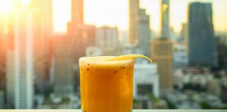 Bere in 5 cocktail-uri (usoare) pe care fiecare barbat ar trebui sa stie sa le prepare