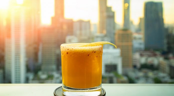 Bere in 5 cocktail-uri (usoare) pe care fiecare barbat ar trebui sa stie sa le prepare