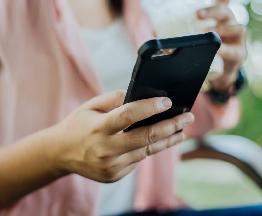Te streseaza sa vorbesti la telefon cu straini? Afla motivul